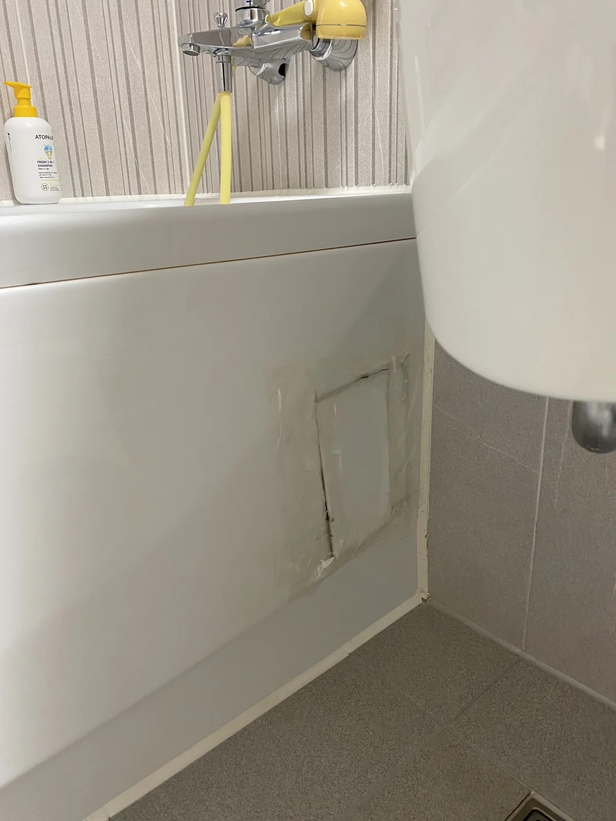 패널교체 전 노후되어 변형된 욕조 옆면
