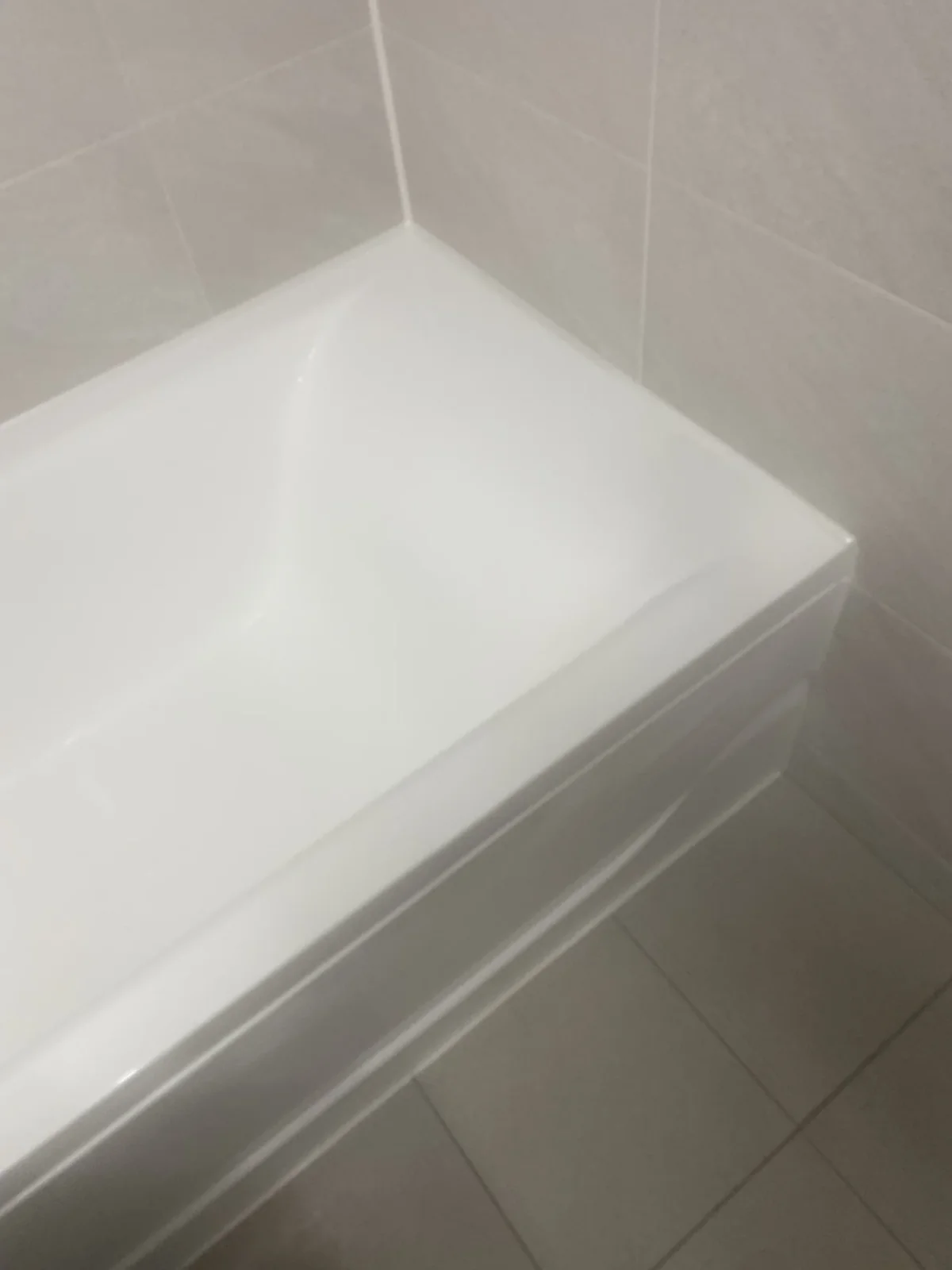 매끈하게 복원된 욕조 측면 패널 클로즈업